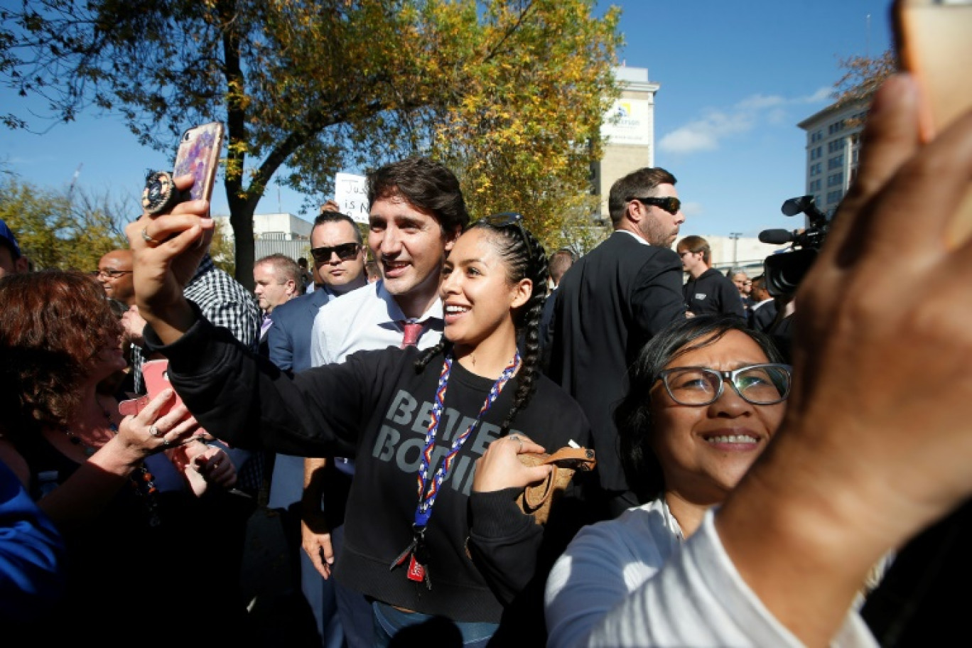 Le Premier ministre canadien Justin Trudeau fait un selfie avec une jeune femme, le 19 septembre 2019 à Winnipeg, au Canada © John Woods