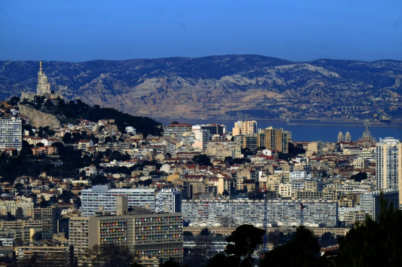 Vue générale de Marseille avec à gauche la basilique Notre-Dame de la Garde, le 19 janver 2019 © BORIS HORVAT