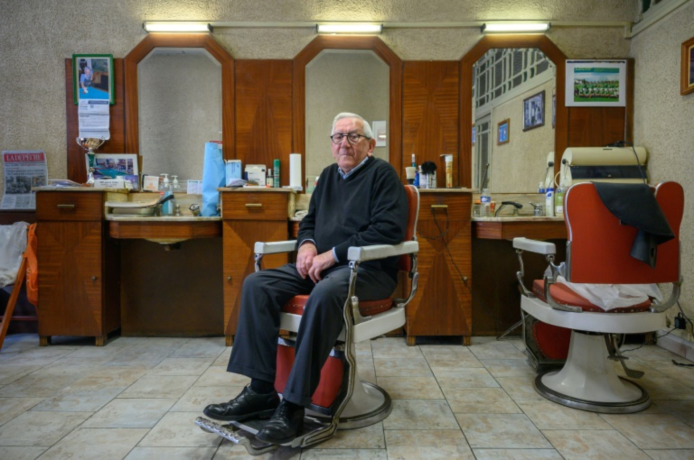 Le coiffeur Roger Amilhastre, âgé de 90 ans,  dans son salon à Saint-Girons, en Ariège, le 16 avril 2024 © Ed JONES