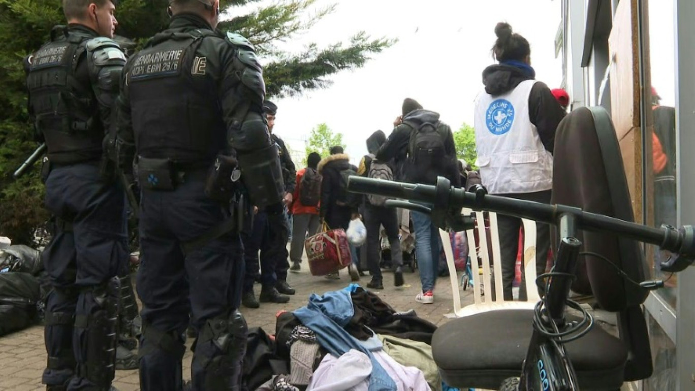 Des forces de l'ordre font évacuer aux migrants le squat de Vitry-sur-Seine, le 17 avril 2024 dans le Val-de-Marne © EMMANUEL DUNAND