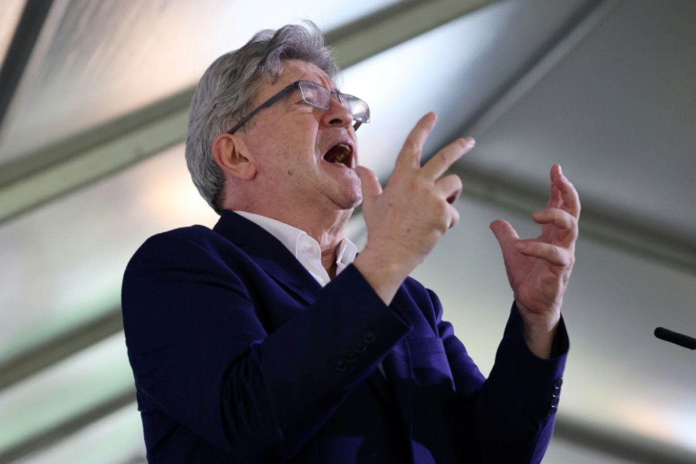 Le leader de la La France Insoumise (LFI) Jean-Luc Mélenchon fait un discours pendant la campagne des élections européennes, sur l'île de la Réunion, à Saint-Gilles-les-bains, le 6 avril 2024 © Richard BOUHET