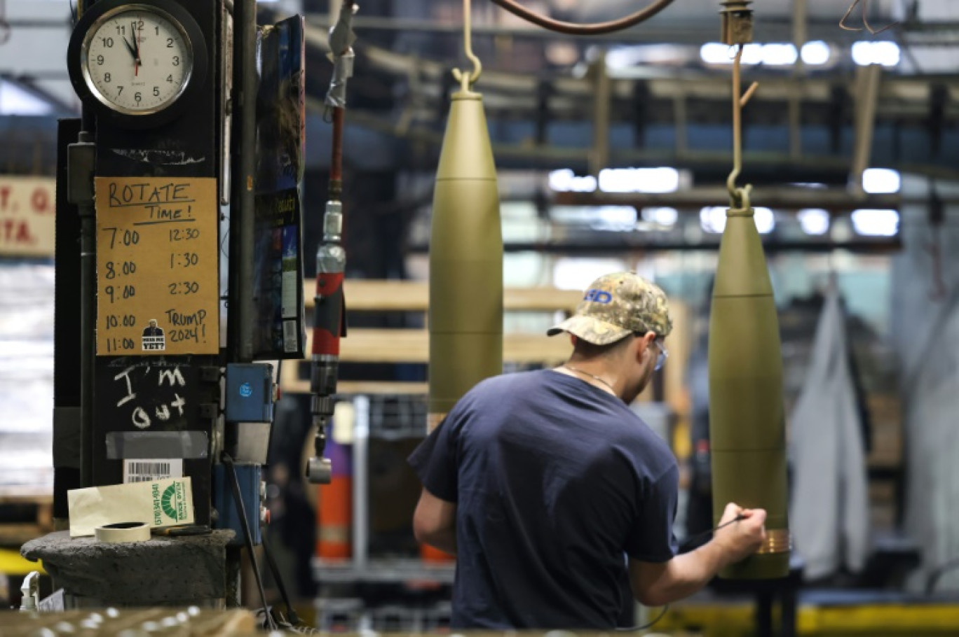 Un ouvrier travaille sur des obus de 155 mm à l'usine SCAAP de Scranton, en Pennsylvanie, le 16 avril 2024 © Charly TRIBALLEAU