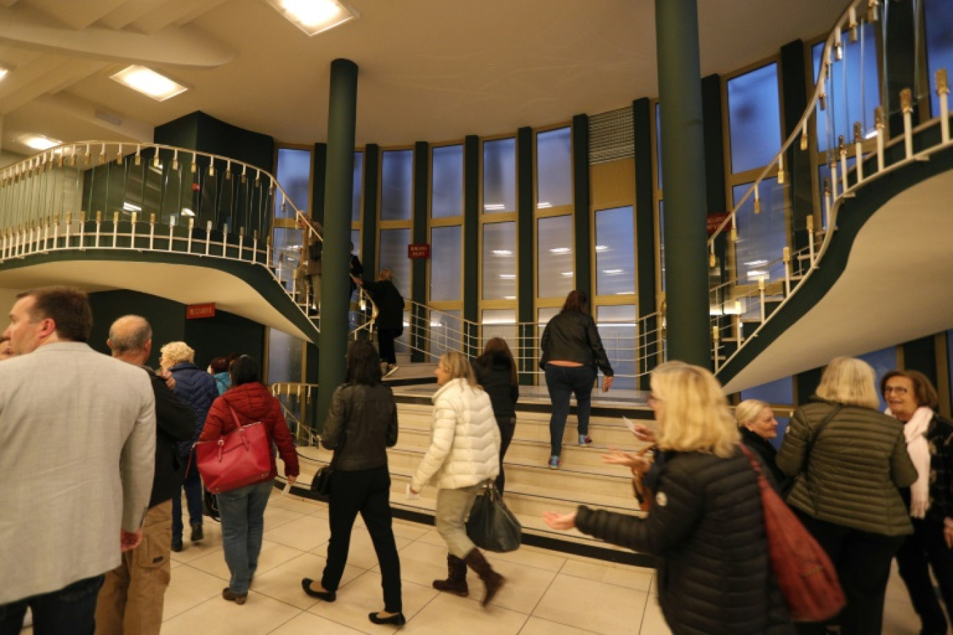 Des spectateurs arrivent au théâtre L'Empire, le 18 avril 2024 à Ajaccio, pour sa ré-ouverture après sa rénovation © PASCAL POCHARD-CASABIANCA