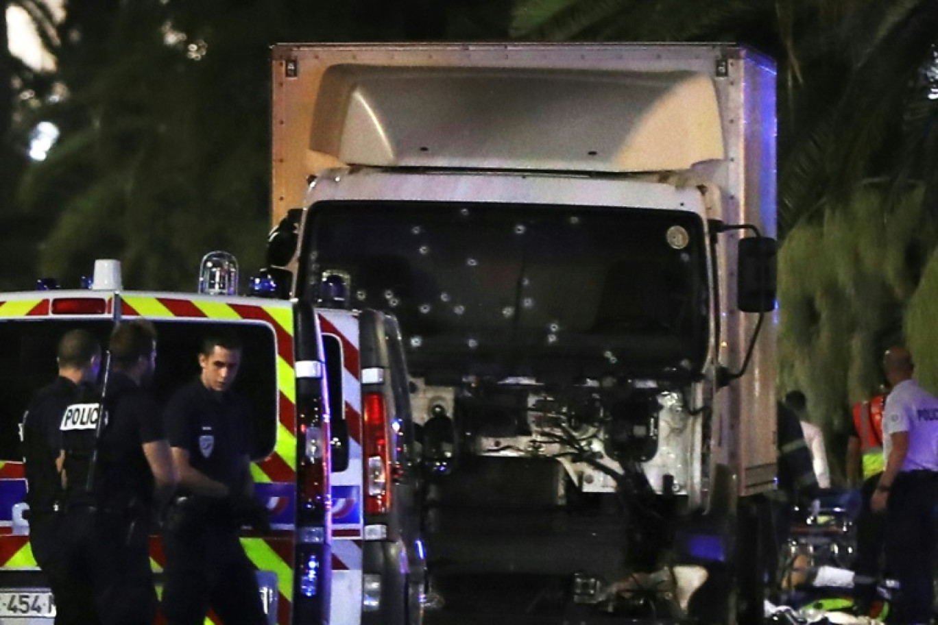 Des policiers entourent le camion à bord duquel l'auteur de l'attentat de Nice a foncé dans la foule sur la Promenade des Anglais, le 14 juillet 2016 © VALERY HACHE