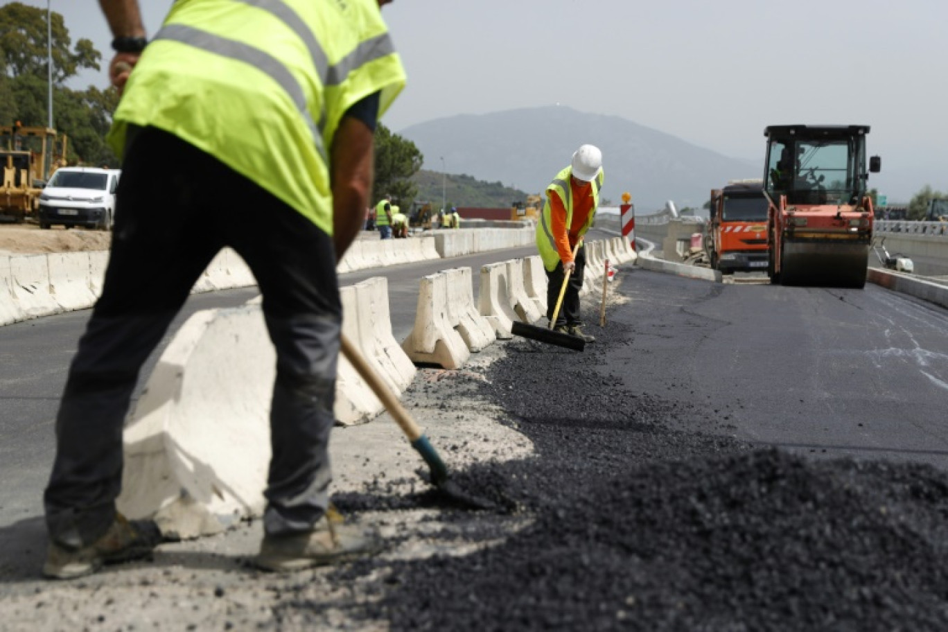 Des ouvriers sur le chantier de construction d'une route en Corse près d'Ajaccio, le 21 juin 2023 © Pascal POCHARD-CASABIANCA