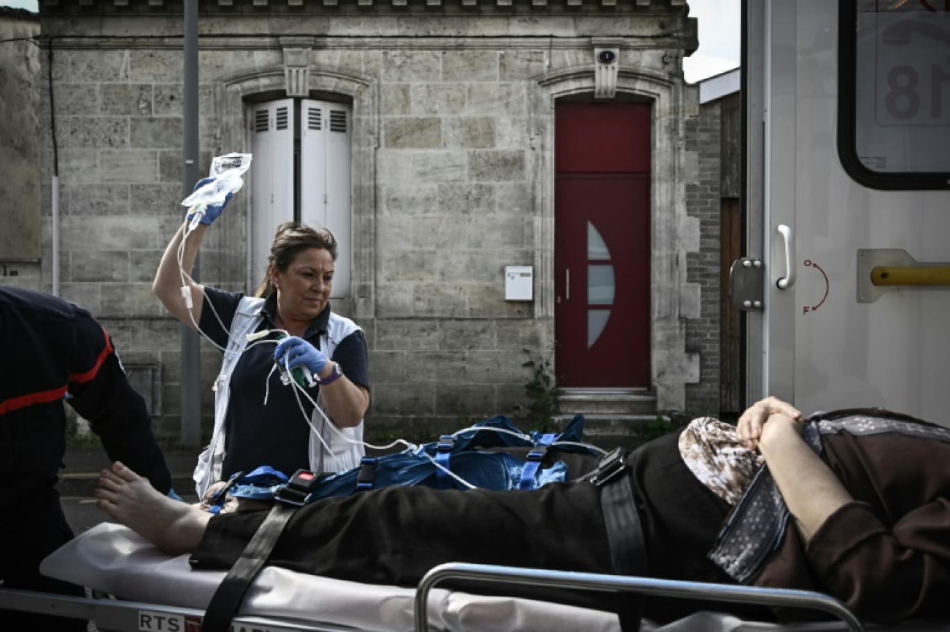 Pascale Martinet, infirmière anesthésiste et membre de l'une des premières unités hospitalières mobiles paramédicales (UMH-P) du CHU de Bordeaux, s'occupe d'une femme transportée vers une clinique suite à un appel d'urgence, le 17 avril 2024  © Philippe LOPEZ