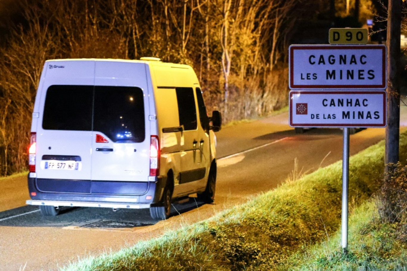 Un convoi de véhicules arrive le 13 décembre 2022 à Cagnac-les-Mines, dans le Tarn, pour la reconstitution de la nuit de la disparition de Delphine Jubillar © Charly TRIBALLEAU