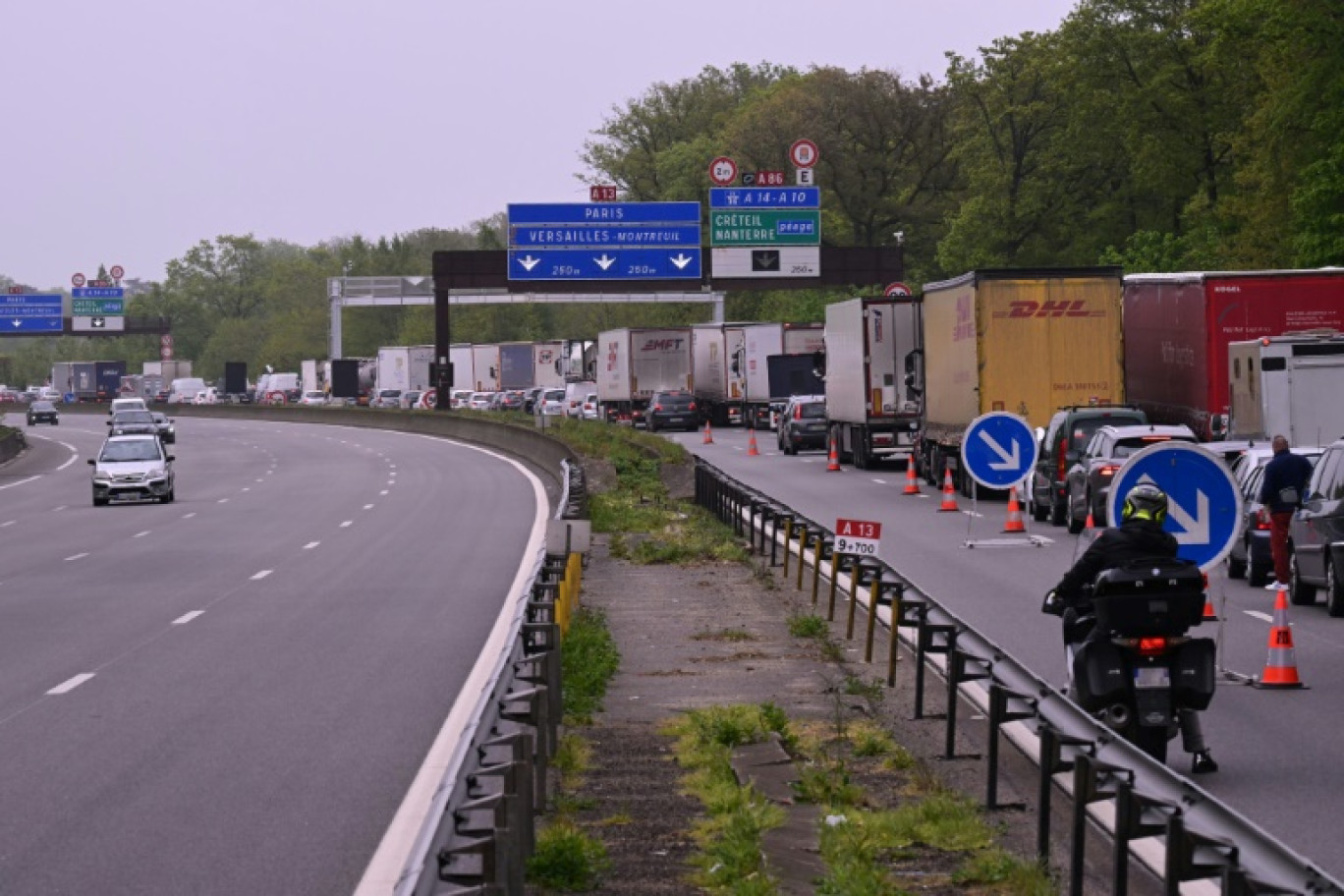 L'autoroute A13 partiellement fermée avec une file de véhicules à la hauteur de Versailles dans les Yvelines le 19 avril 2024 © Miguel MEDINA