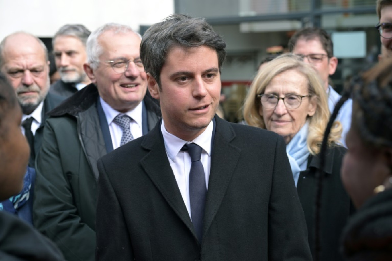 Le Premier ministre Gabriel Attal en déplacement à Viry-Châtillon, accompagné du maire Jean-Marie Villain (2e g), de la ministre de l'Education Nicole Belloubet (d) et du ministre de la Justice Eric Dupond-Moretti (g), le 18 avril 2024 dans l'Essonne © Bertrand GUAY