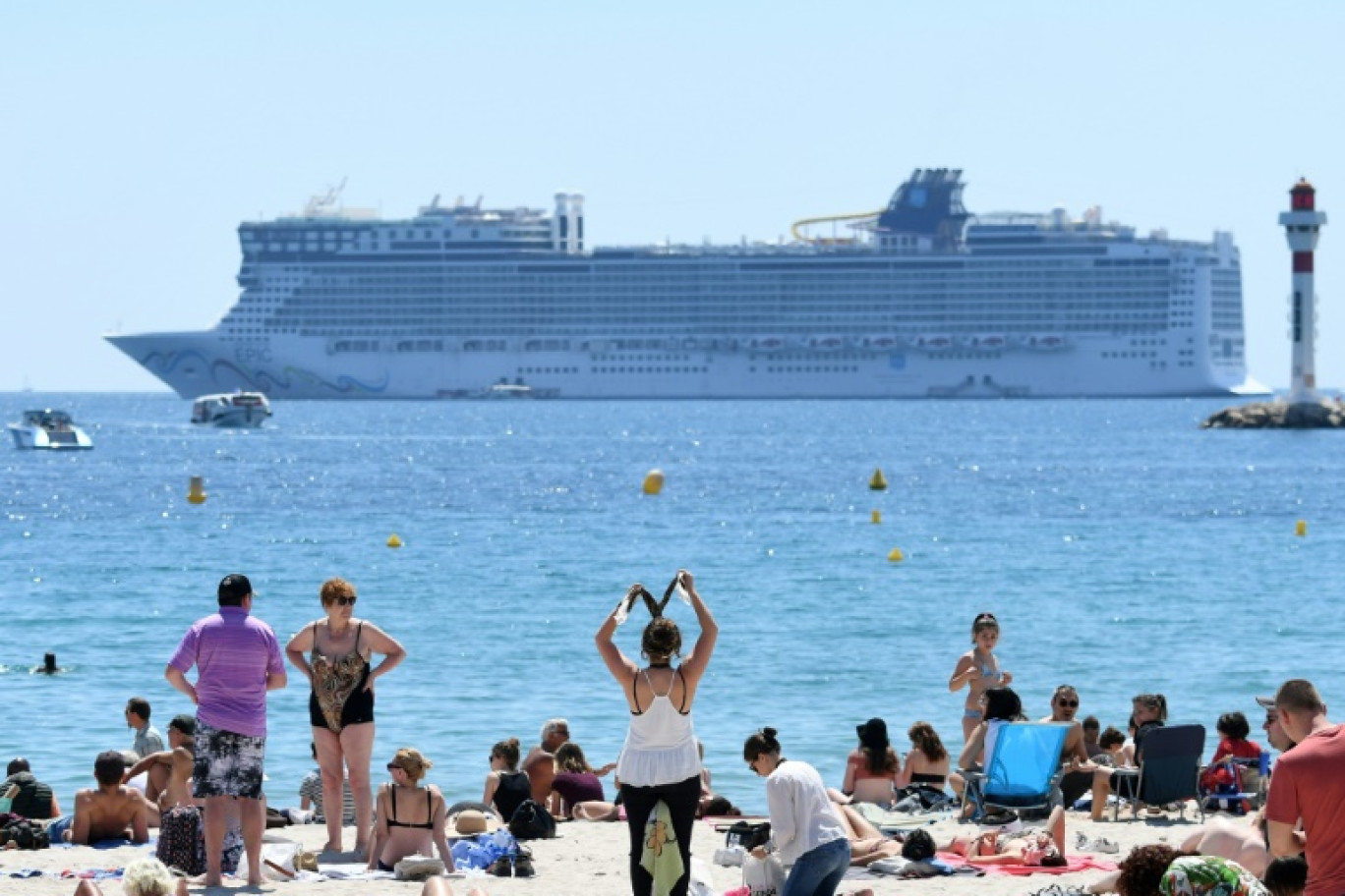 Le paquebot Norwegian Epic à l'ancre au large de Cannes lors de la 71e édition du Festival  le 18 mai 2018 © LOIC VENANCE