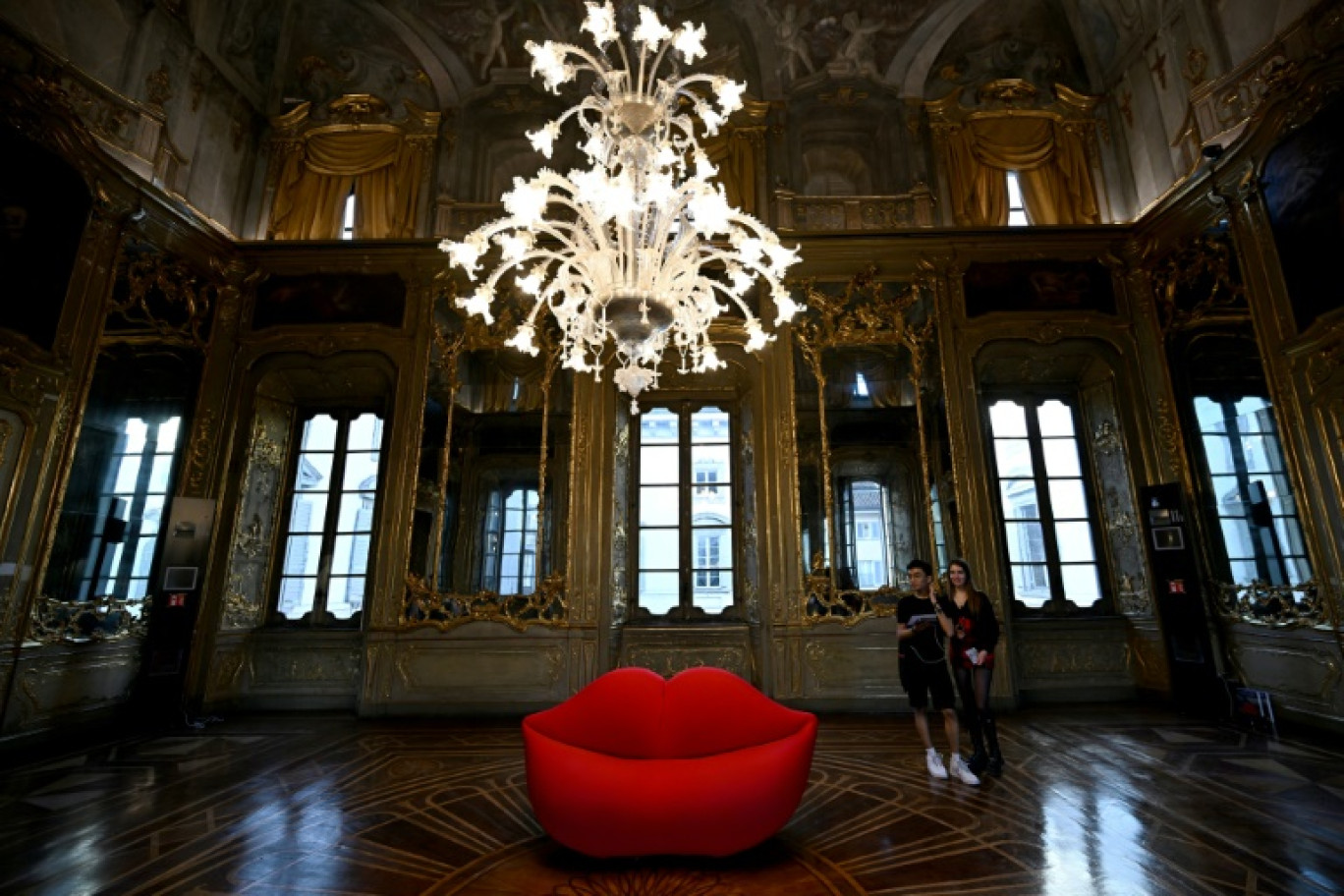 Le canapé "Bocca" (Bouche), conçu en 1971, présenté par Gufram au Palazzo Litta, lors du Salon du meuble de Milan, le 15 avril 2024 © GABRIEL BOUYS