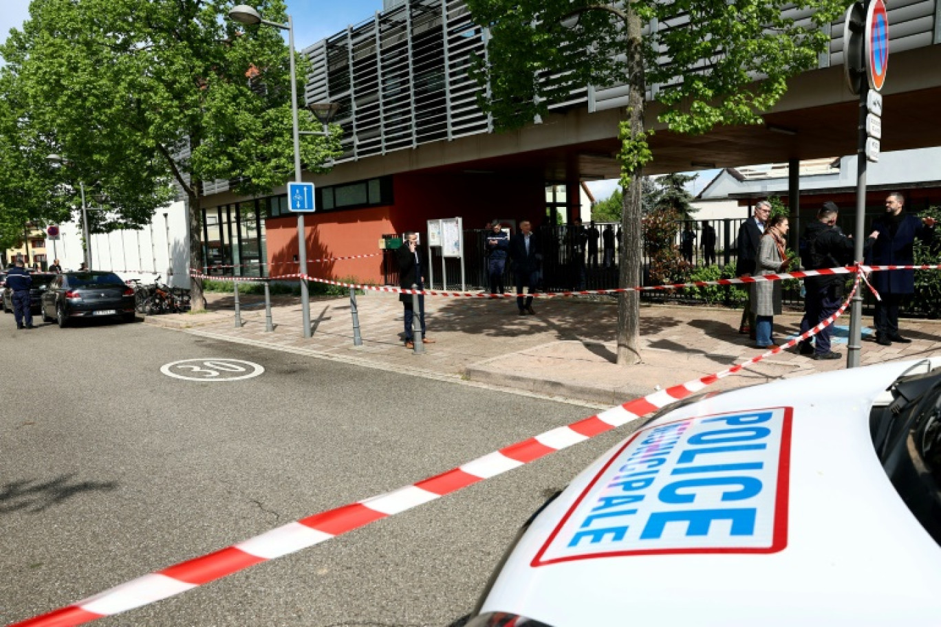 Des policiers devant l'école de  Souffelweyersheim, dans le Bas-Rhin, où deux fillettes ont été blessées au couteau, le 18 avril 2024 © FREDERICK FLORIN