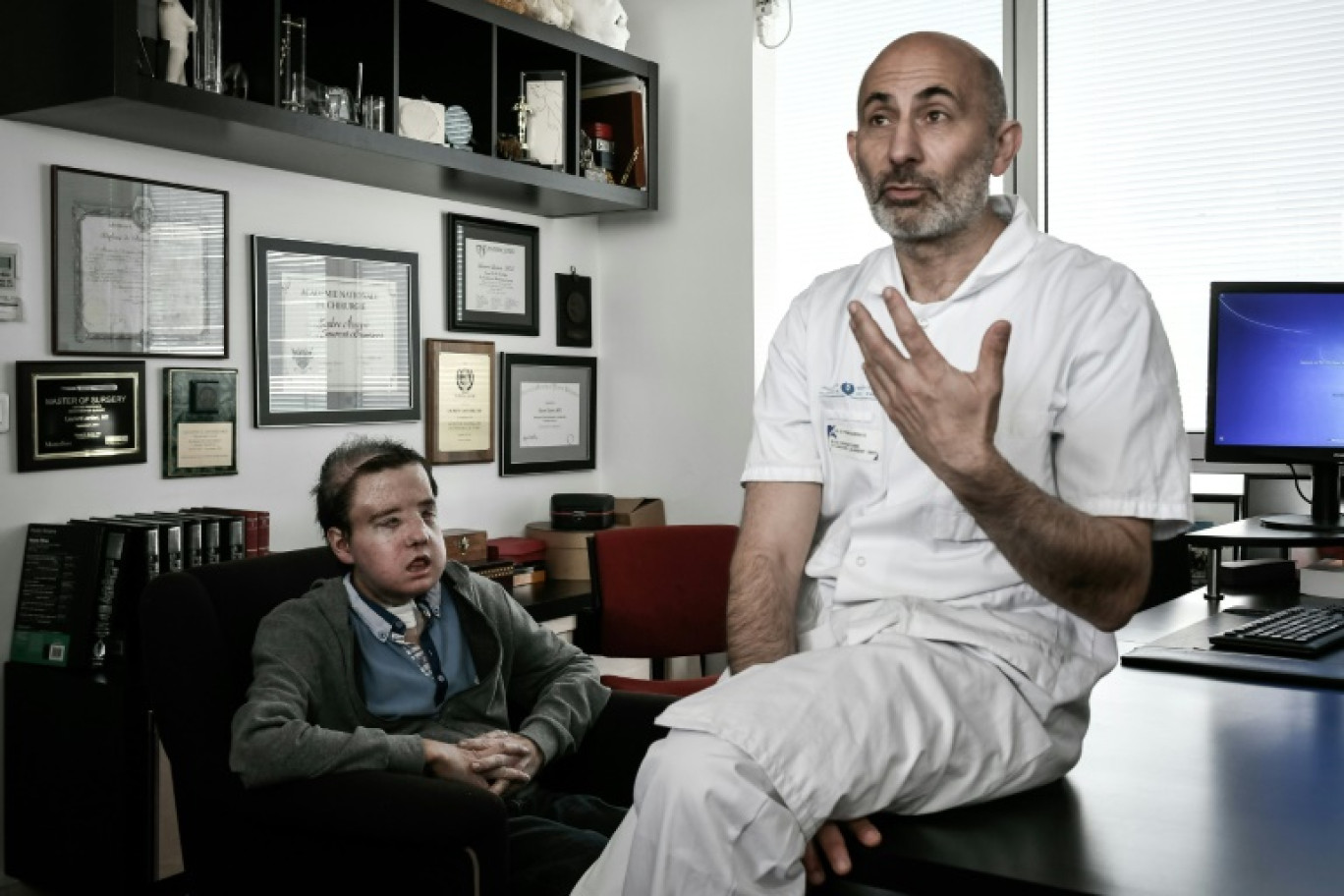 Jérôme Hamon (g) et le Pr Laurent Lantieri, spécialiste de la greffe de main et de visage, à l'hôpital européen Georges-Pompidou, le 13 avril 2018 à Paris © Philippe LOPEZ