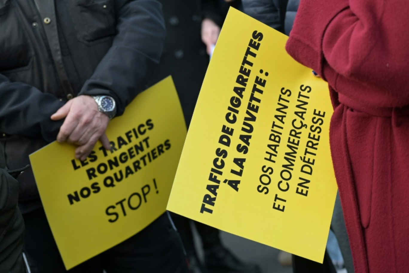 Des manifestants avec des affiches contre le trafic de cigarettes durant la conférence de presse de maires d'Ile-de-France contre ces nuisances le 22 avril 2024, à Pantin, en Seine-Saint-Denis © Bertrand GUAY