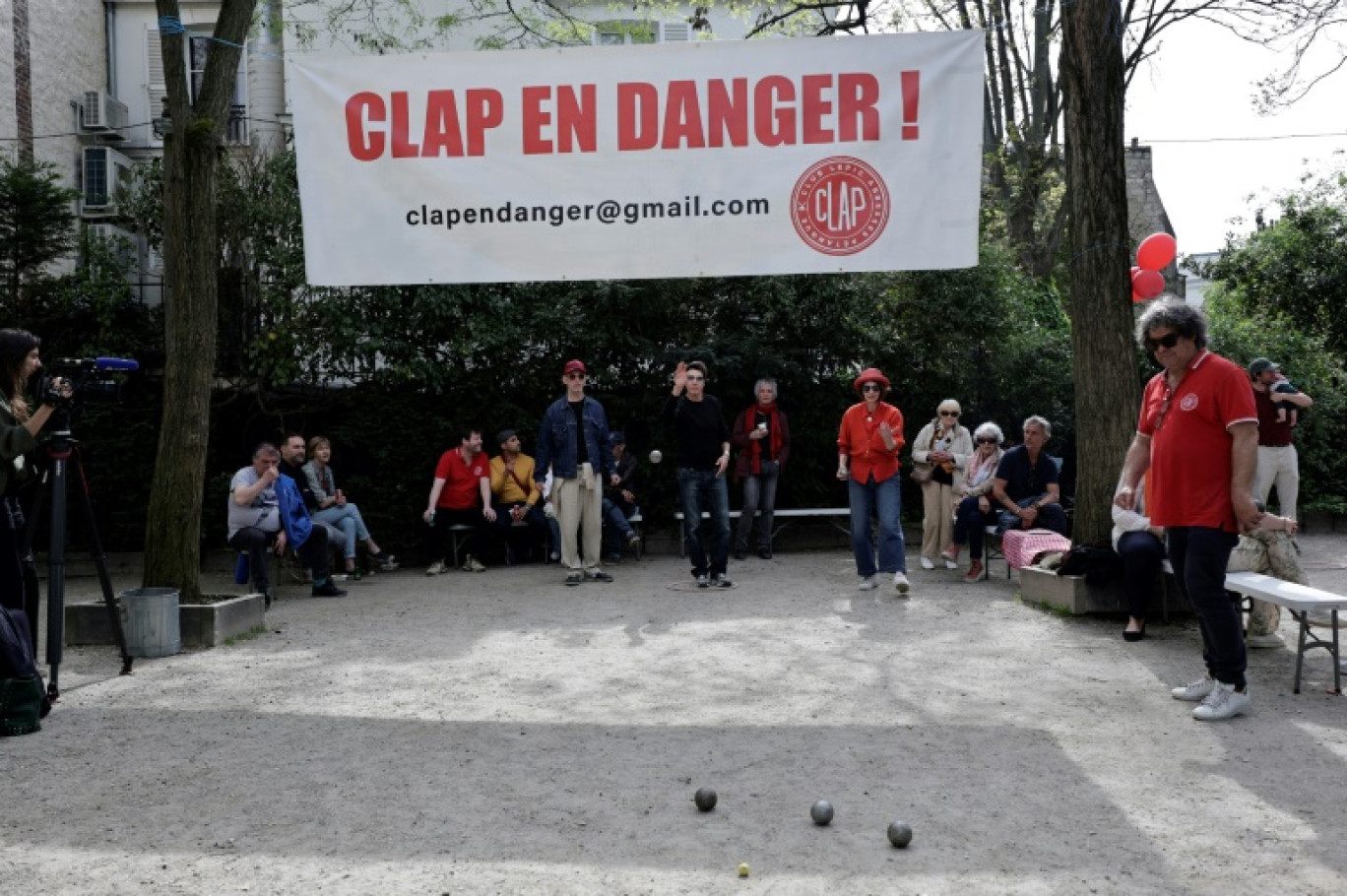 Un rassemblement à Montmartre à Paris le 14 avril 2024 pour protester contre la décision du Conseil d'État de demander au club de pétanque historique du CLAP (Club Lepic Abesses Pétanque) de quitter le boulodrome qu'ils occupent sans titre au sommet de la butte © STEPHANE DE SAKUTIN