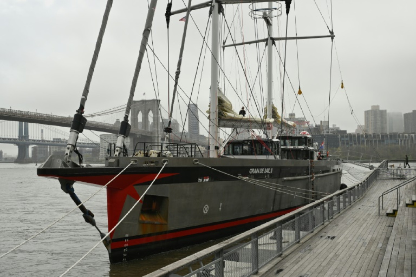 Le navire "Grain de Sail II" amarré à New York le 12 avril 2024 © ANGELA WEISS