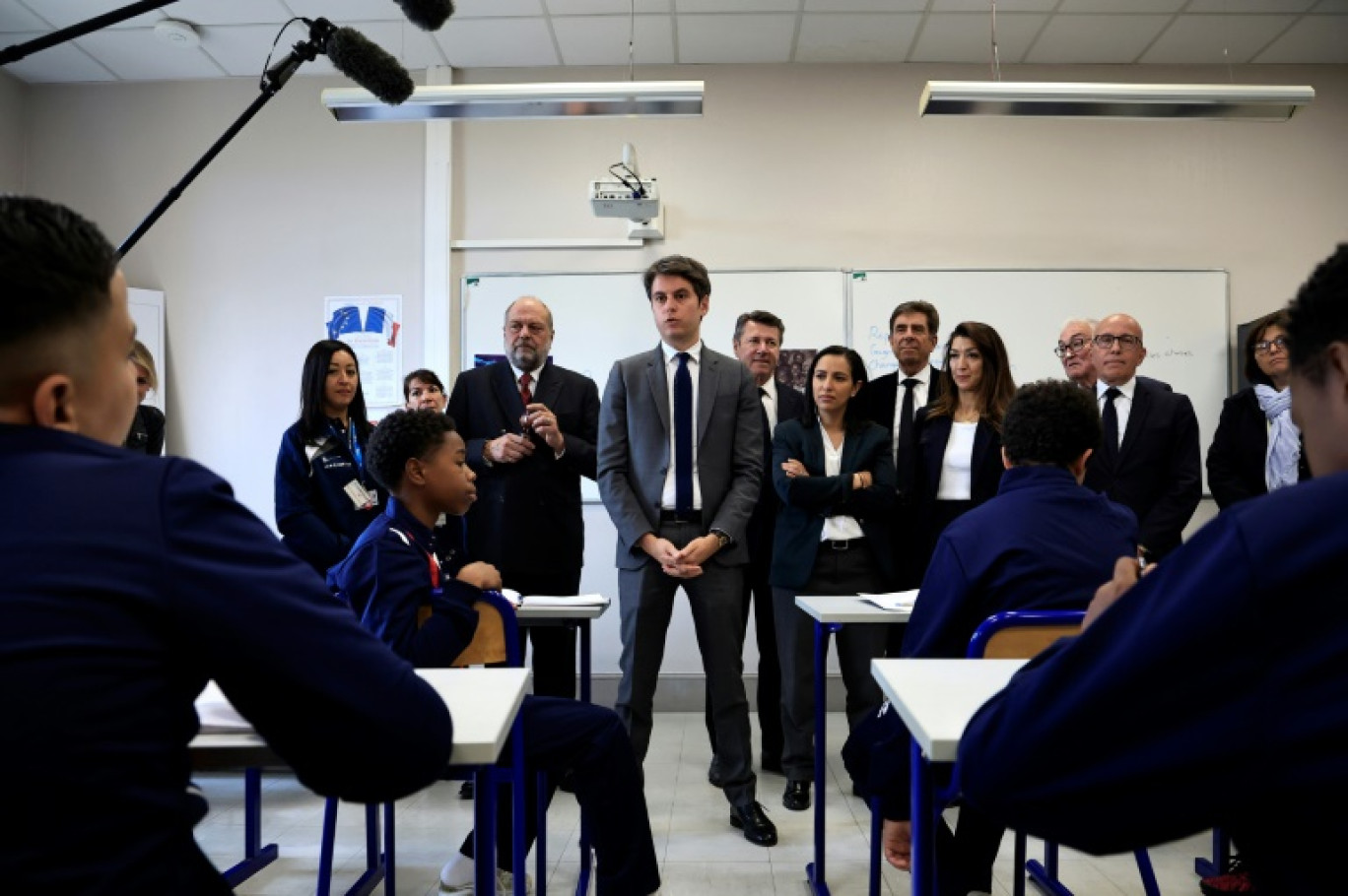 Gabriel Attal (C) et une brochette de ministres et d'élus rencontrent des jeunes au Parc Impérial High School pour les élèves difficiles à Nice, le 22 avril 2024 © Valery HACHE