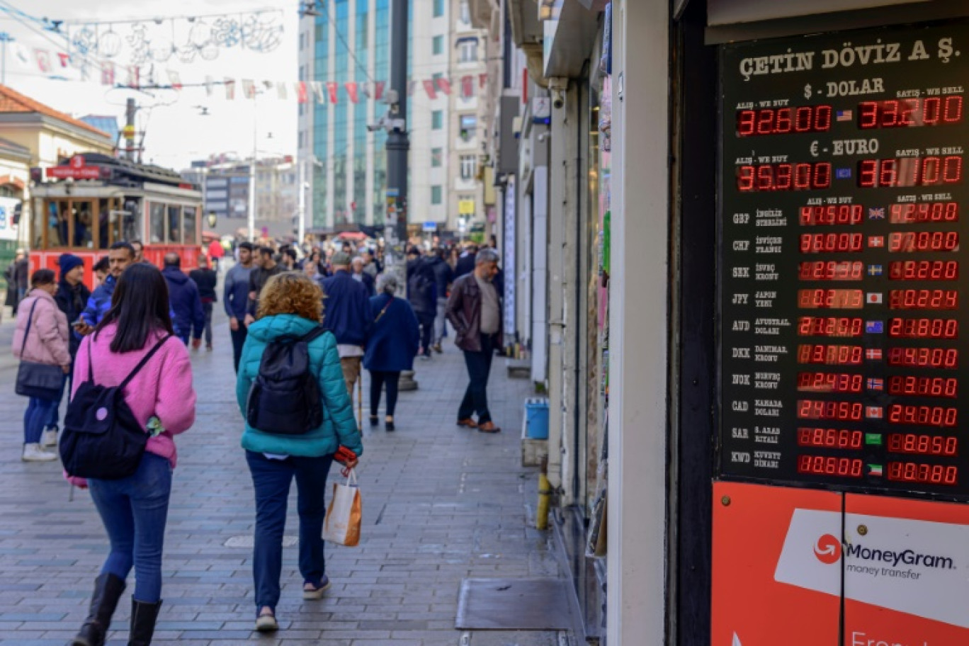 Les taux de change de la livre turque sont affichés sur l'avenue Istklal à Istanbul, le 21 mars 2024 © Yasin AKGUL