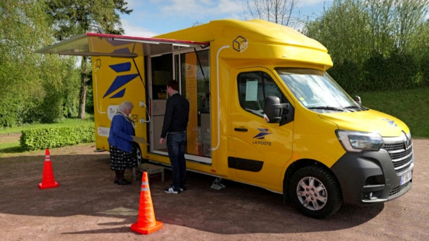 Image tirée d'une vidéo de l'AFPTV montrant un bureau de poste mobile à Ménil-Hubert-en-Exmes, dans l'Orne, le 23 avril 2024 © Guillaume SOUVANT