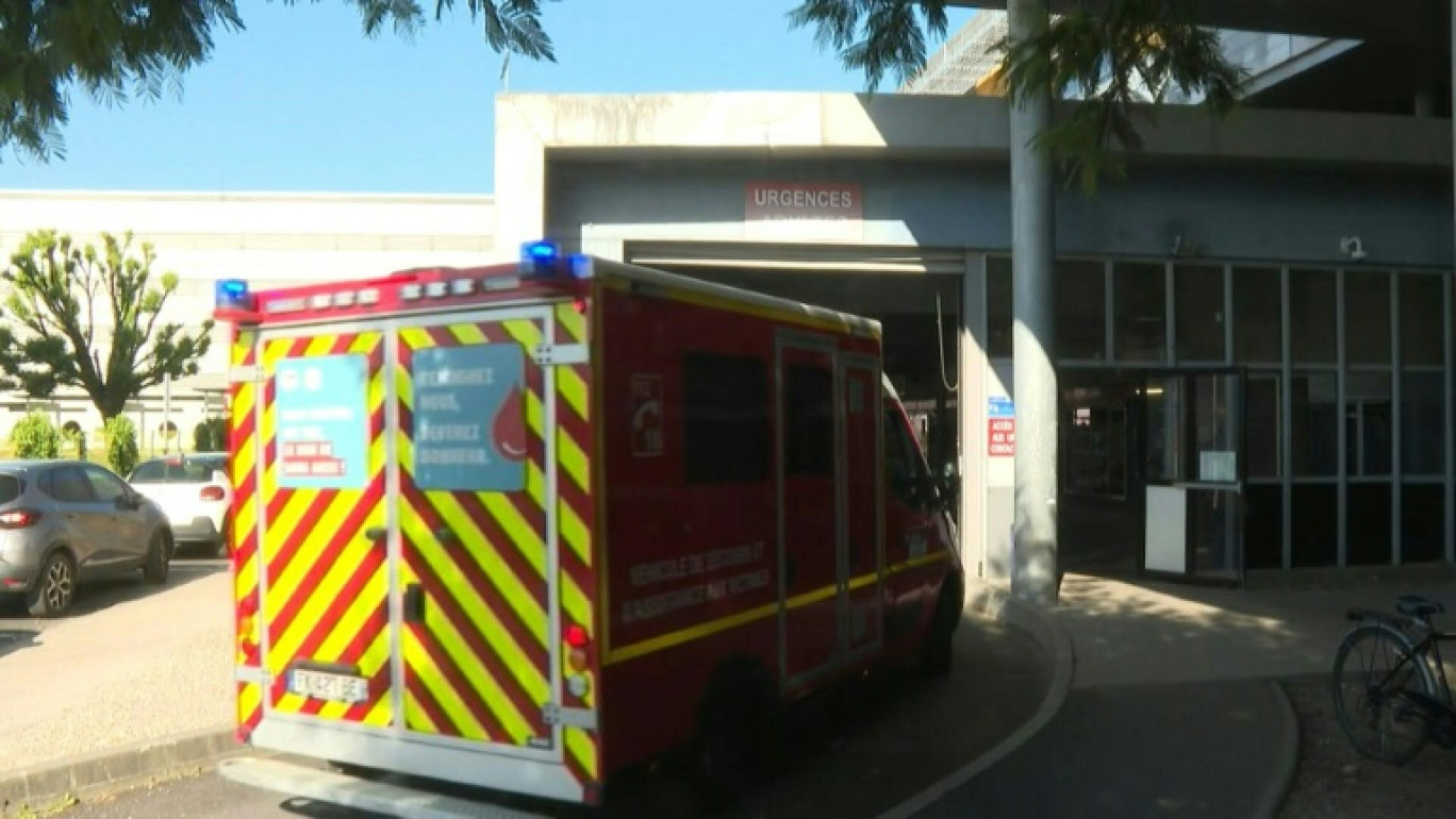 Un gendarme près de l'aire des gens du voyage de Biscarrosse (Landes) où le chanteur Kendji Girac a été blessé par balle le 24 avril 2024 © Philippe Lopez