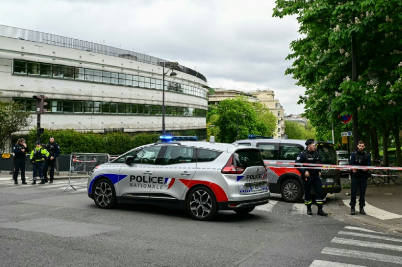 Des policiers participent au périmètre de sécurité autour de l'ambasse d'Iran à Paris, le 19 avril 2024 © MIGUEL MEDINA