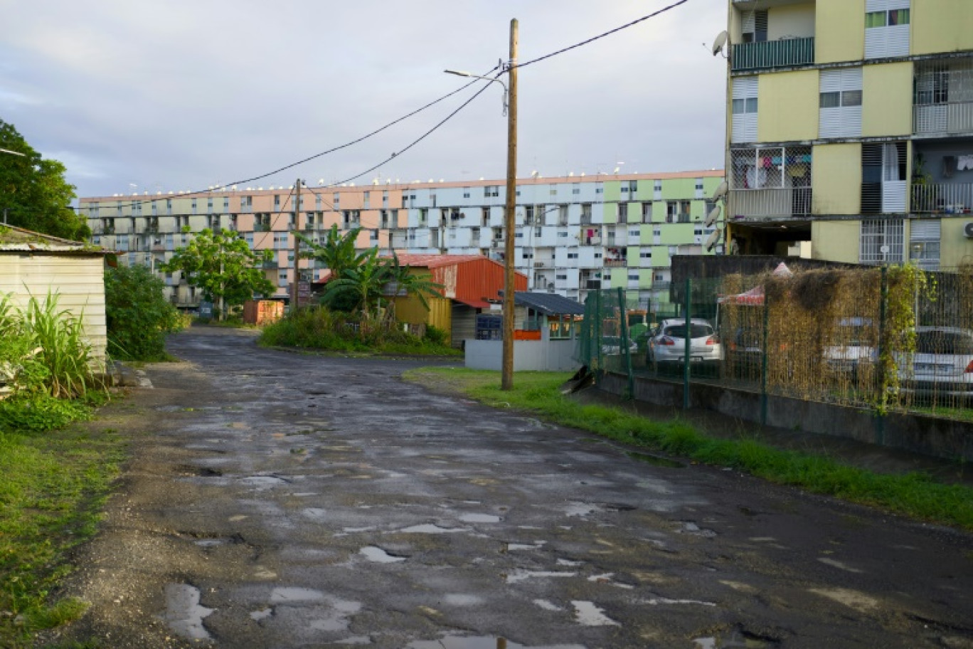 Une rue de Mortenol, dans la banlieue de Pointe-à-Pitre, en Guadeloupe, le 13 avril 2024 © Cedrick-Isham CALVADOS