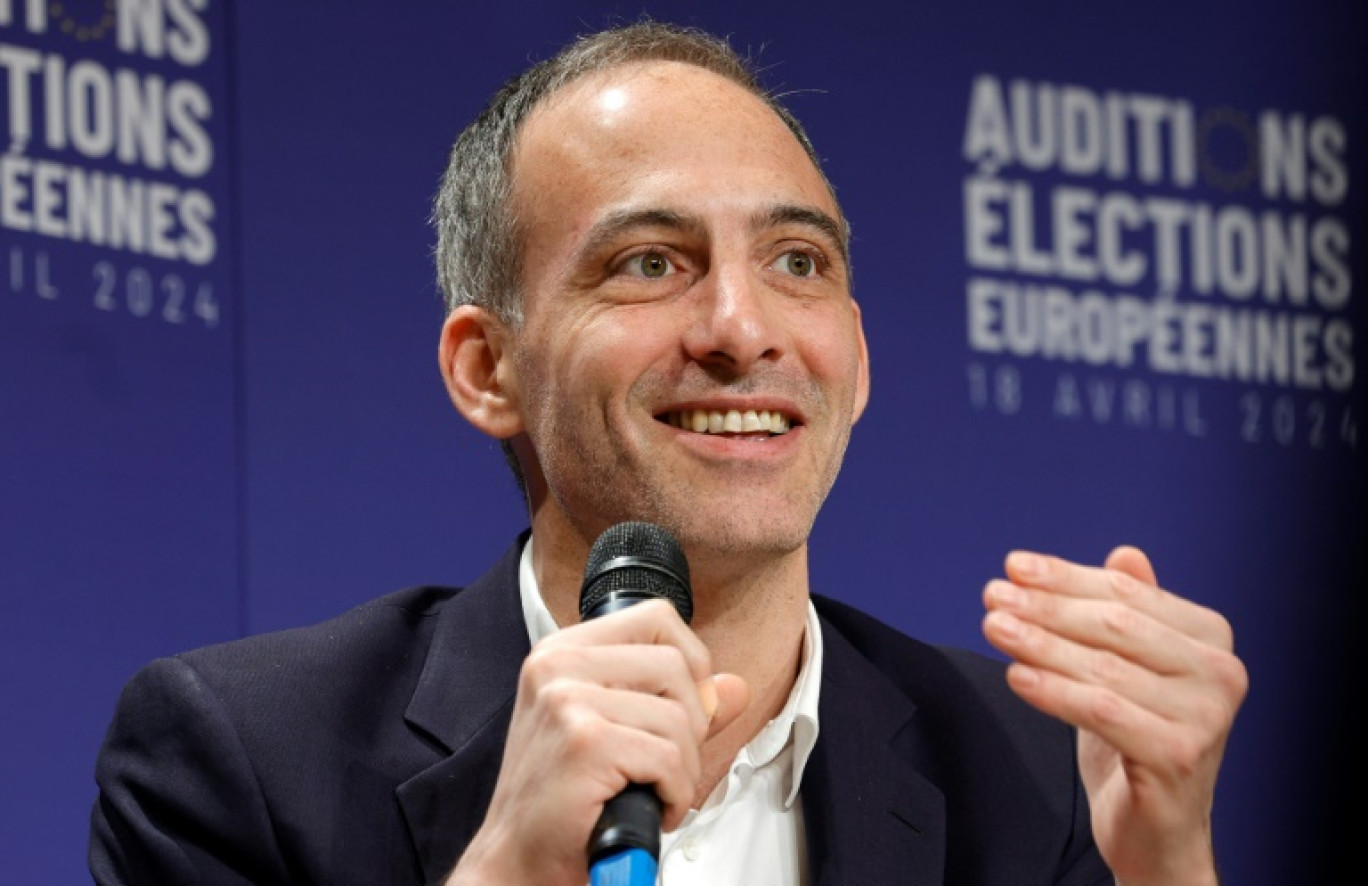 Raphaël Glucksmann, tête de liste du parti socialiste et de Place publique aux européennes lors d'une rencontre avec le Medef à Paris le 18 avril 2024 © Geoffroy VAN DER HASSELT