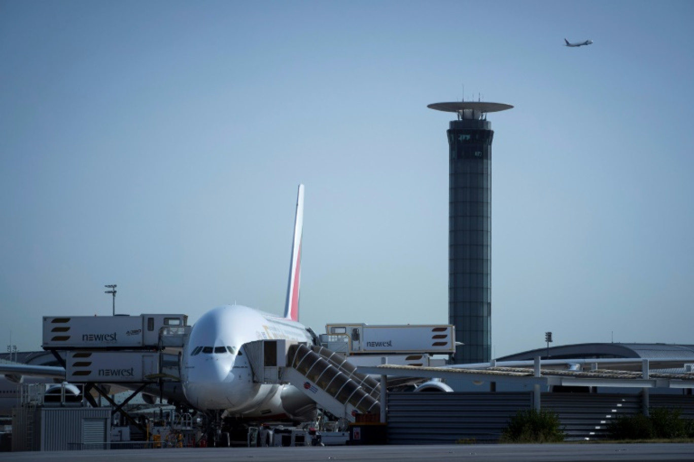 Les opérations aériennes resteront très perturbées jeudi en France malgré la levée d'un préavis de grève du syndicat majoritaire des contrôleurs aériens, avec notamment 75% des vols annulés à Orly et 55% à Roissy © JOEL SAGET