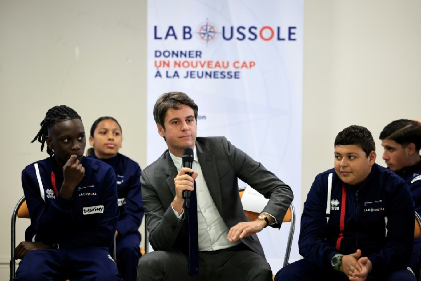 Le Premier ministre Gabriel Attal échange avec des lycéens, le 22 avril 2024, au lycée du Parc impérial de Nice © Valery HACHE