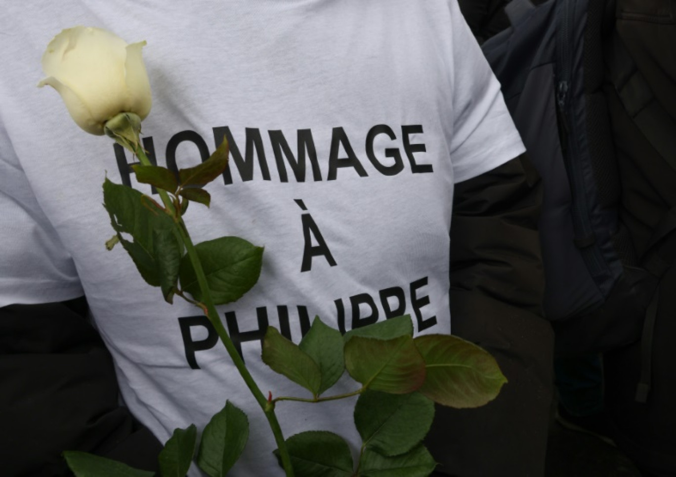 Une personne porte le 19 avril à un t-shirt "hommage à Philippe" lors d'une marche blanche à Grande-Synthe en hommage à Philippe, 22 ans, tué le 16 avril d'une agression mortelle © Denis CHARLET