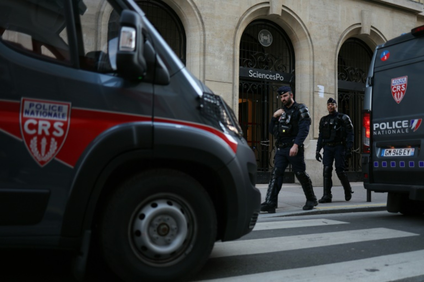 Des policiers devant l'entrée de Sciences Po à Paris, le 14 mars 2024 © Thomas SAMSON