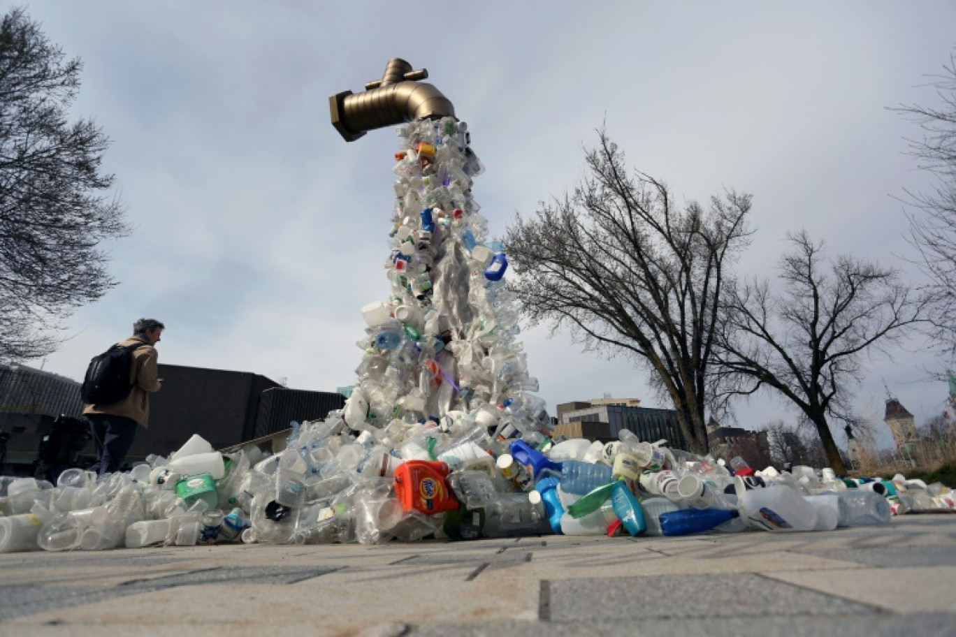 Une sculpture intitulée "Giant Plastic Tap" (Grand robinet de plastique) de l'artiste canadien Benjamin Von Wong est exposée à Ottawa, durant le Comité intergouvernemental des Nations Unies sur la pollution plastique, le 23 avril 2024 © Dave Chan