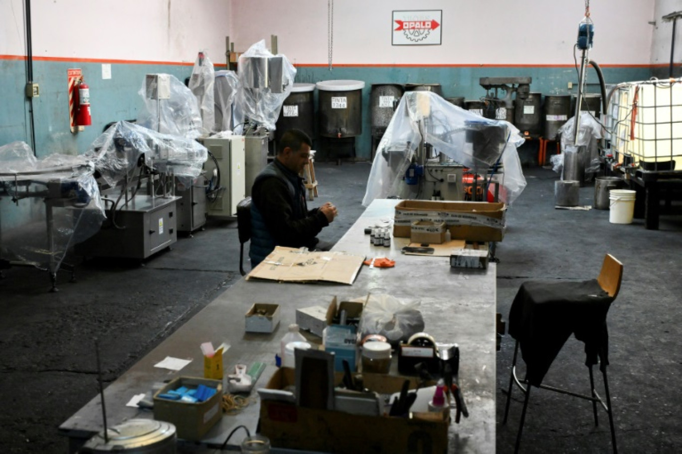 Un employé de l'usine Tintas Opalo à Sarandi, dans la province de Buenos Aires, en Argentine, le 17 avril 2024 © LUIS ROBAYO