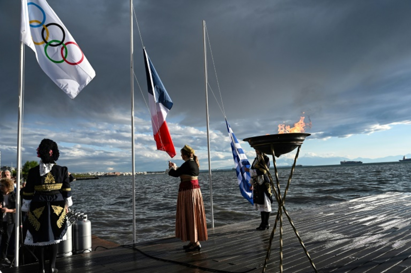 Le chaudron de la flamme olympique sur le front de mer de Thessalonique, le 21 avril 2024 en Grèce © Sakis MITROLIDIS