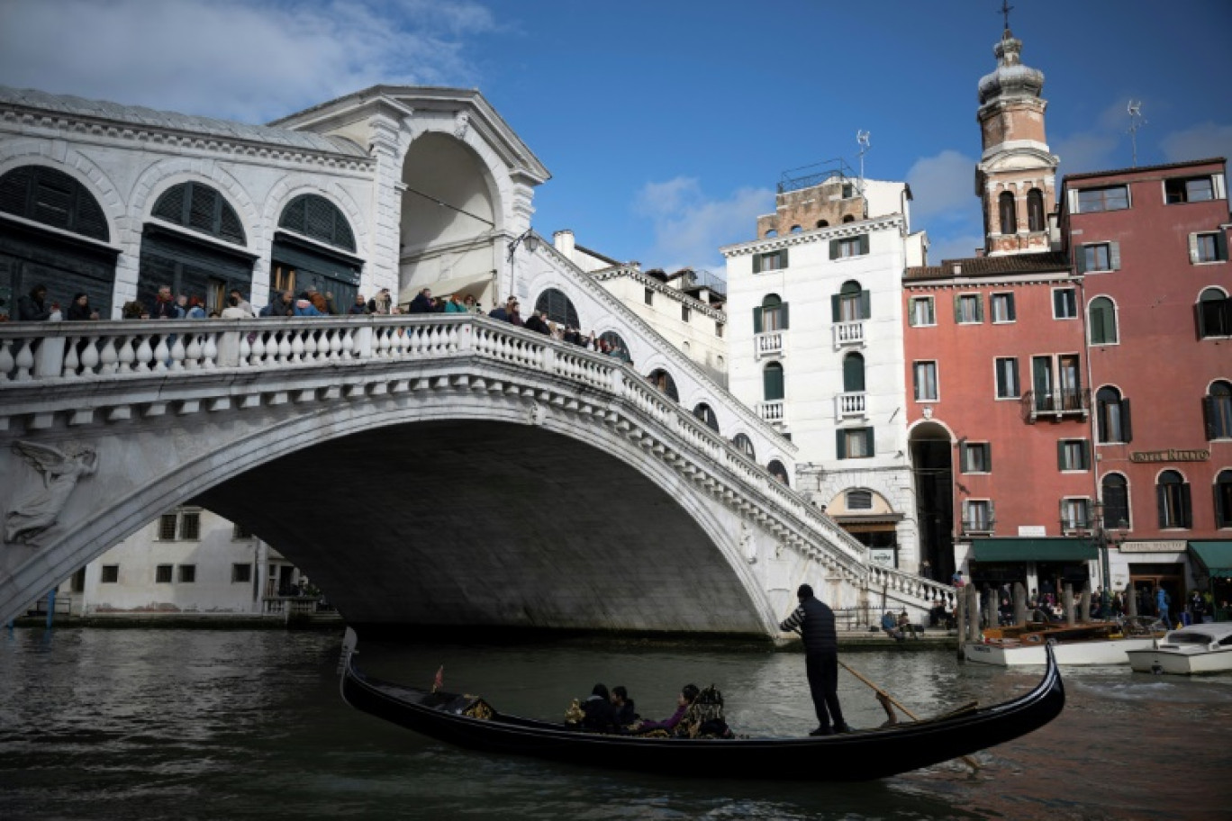 Des touristes sur le pont du Rialto à Venise, le 24 avril 2024 © MARCO BERTORELLO