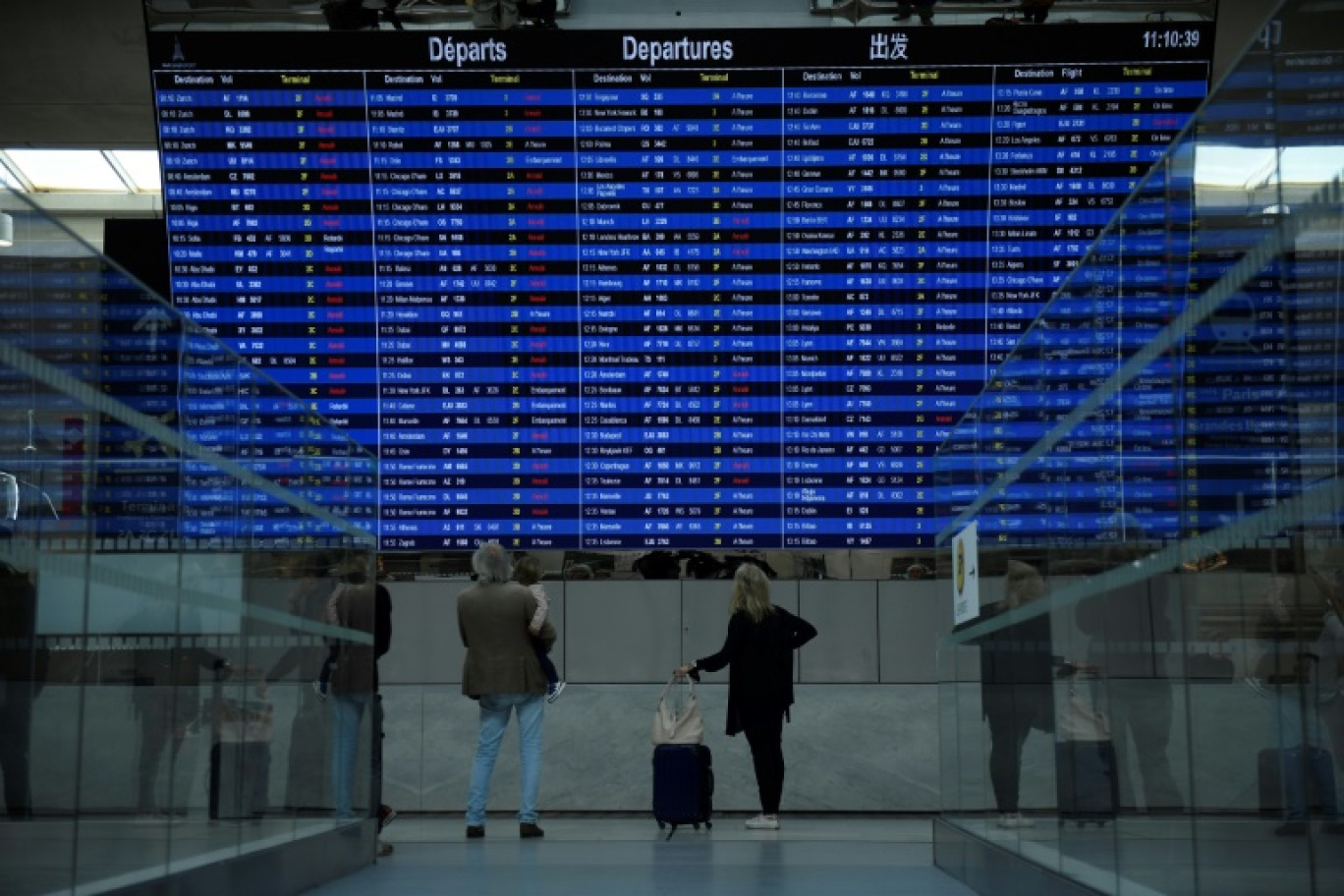 Un message d'information sur la grève du contrôle aérien à l'aéroport d'Orly, près de Paris, le 25 avril 2024 © Thomas SAMSON