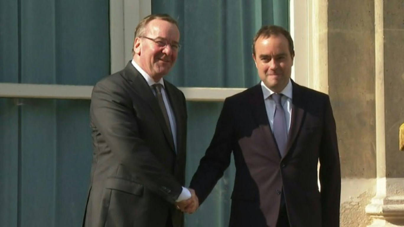 Le ministre français des Armées Sébastien Lecornu (d) et son homologue allemand Boris Pistoirus lors de la signature de l'accord MGCS, le 26 avril 2024 à Paris © Thomas SAMSON