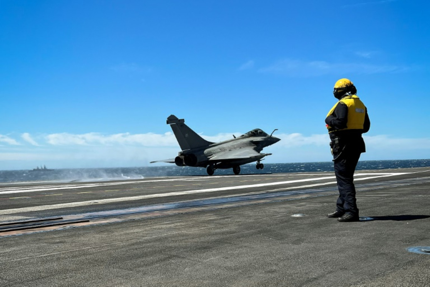 Un Rafale décolle du porte-avions Charles de Gaulle, au large des côtes de Toulon, le 25 avril 2024 © Olivier BAUBE