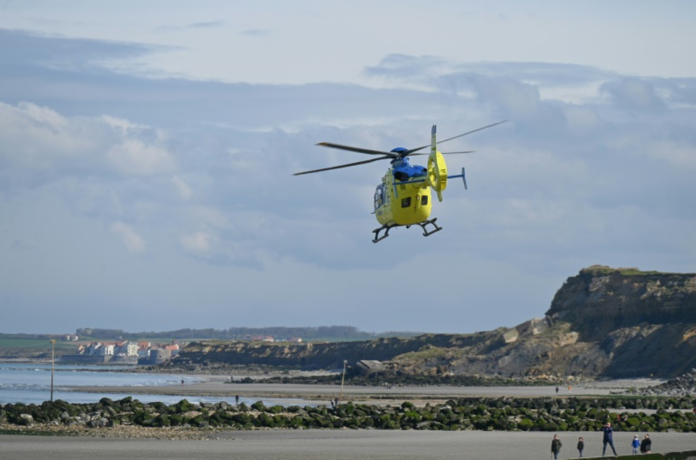 Un hélicoptère des secours à Wimereux, dans le Pas-de-Calais, le 23 avril 2024 © BERNARD BARRON