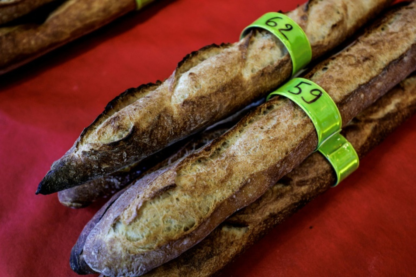 Des baguettes présentées lors du concours de la meilleure baguette de tradition de Paris, à Paris le 25 avril 2024 © STEPHANE DE SAKUTIN