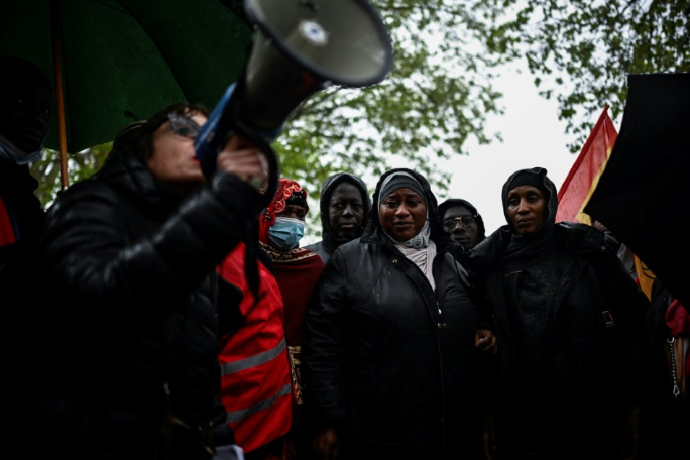 Famille et soutiens rendent hommage à Amara Dioumassy, décédé sur le chantier d'un bassin destiné à rendre la Seine baignable lors des Jeux olympiques, à Paris, le 27 avril 2024 © JULIEN DE ROSA