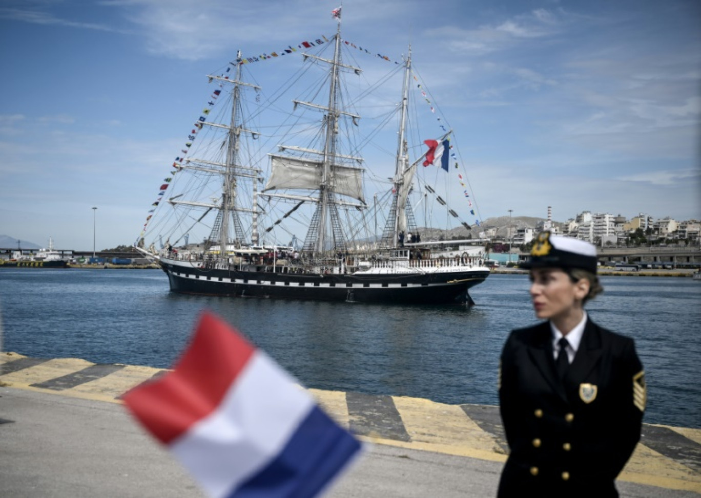 Le trois-mats français Belem quitte le port du Pirée pour rallier MArseille avec à son bord la flamme olympique le 27 avril 2024 © ANGELOS TZORTZINIS