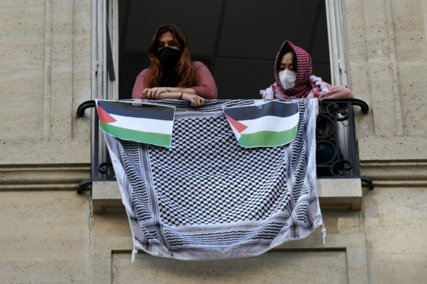 Des manifestants pro-palestiniens à Sciences Po Paris, le 26 avril 2024 © Dimitar DILKOFF