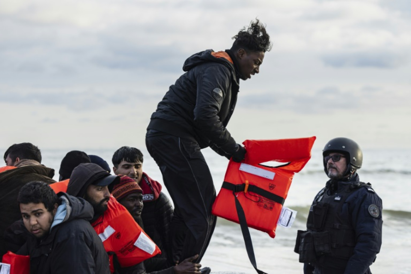 Un migrant soudanais candidat à la traversée de la Manche se dresse face à un policier le 26 avril 2024 à Loon-Plage, dans le Nord © Sameer Al-DOUMY