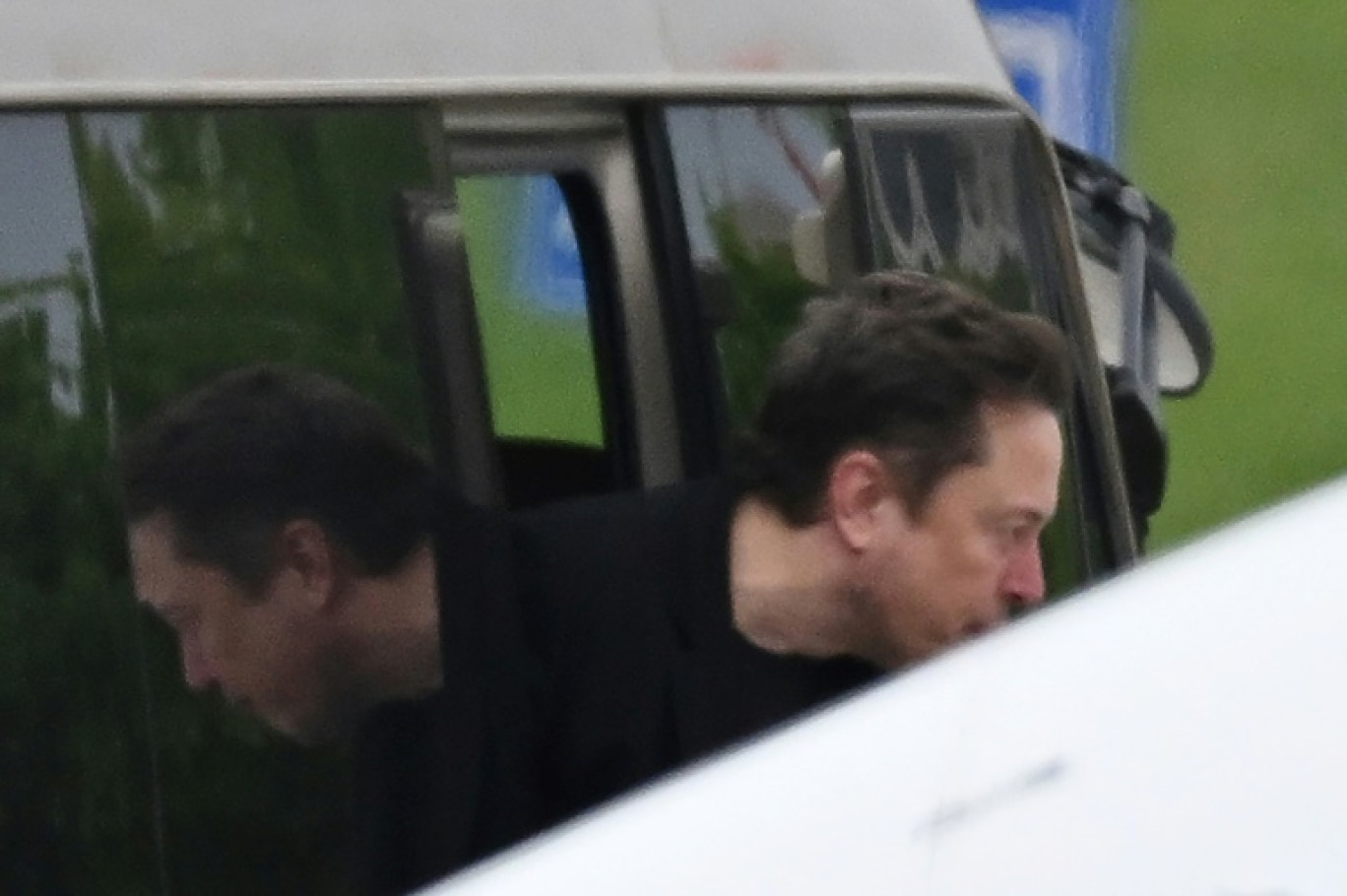 Elon Musk, patron de Tesla, à l'aéroport de Pékin le 29 avril 2024 après une visite surprise en Chine © GREG BAKER