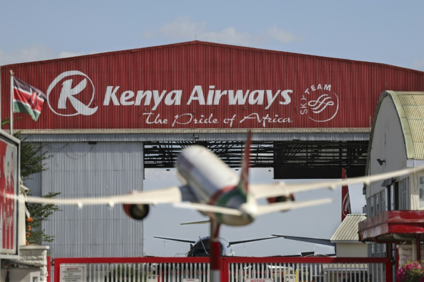 La maquette d'un appareil aux couleurs de Kenya Airways, devant le siège de la compagnie, à Nairobi le 6 février 2024 © Tony KARUMBA