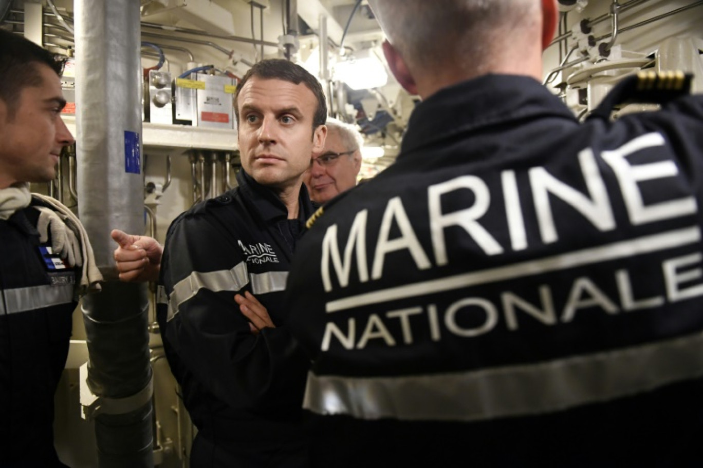 Emmanuel Macron en compagnie du capitaine de vaisseau Jérôme Halle  commandant du SNLE "Le Terrible", lors d'une visite à la salle des missiles du submersible, en mer le 5 octobre 2017 © Fred TANNEAU