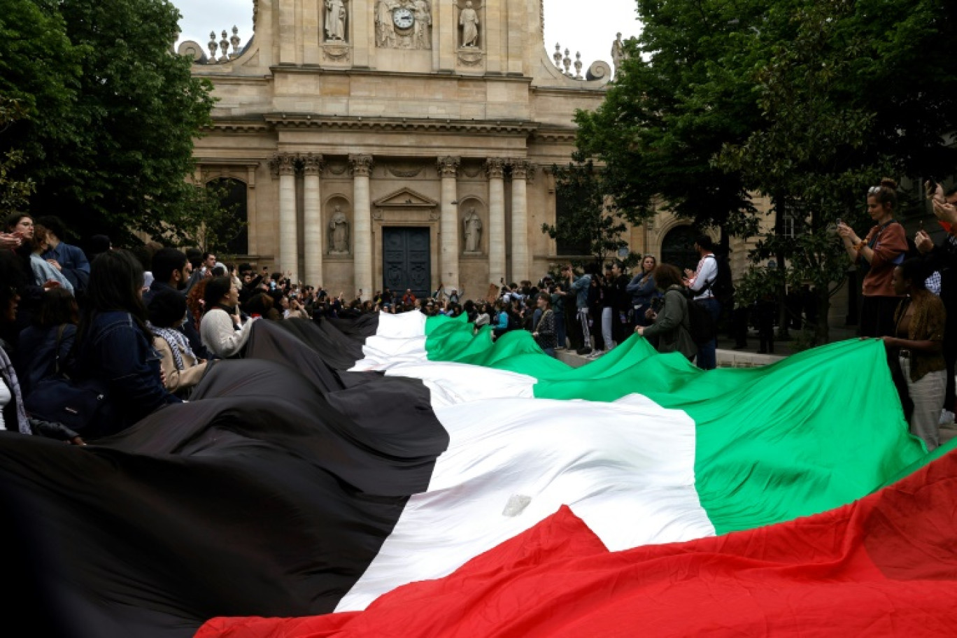 Un drapeau palestinien déployé par des manifestants devant la Sorbonne le 29 avril 2024 à Paris © Geoffroy VAN DER HASSELT