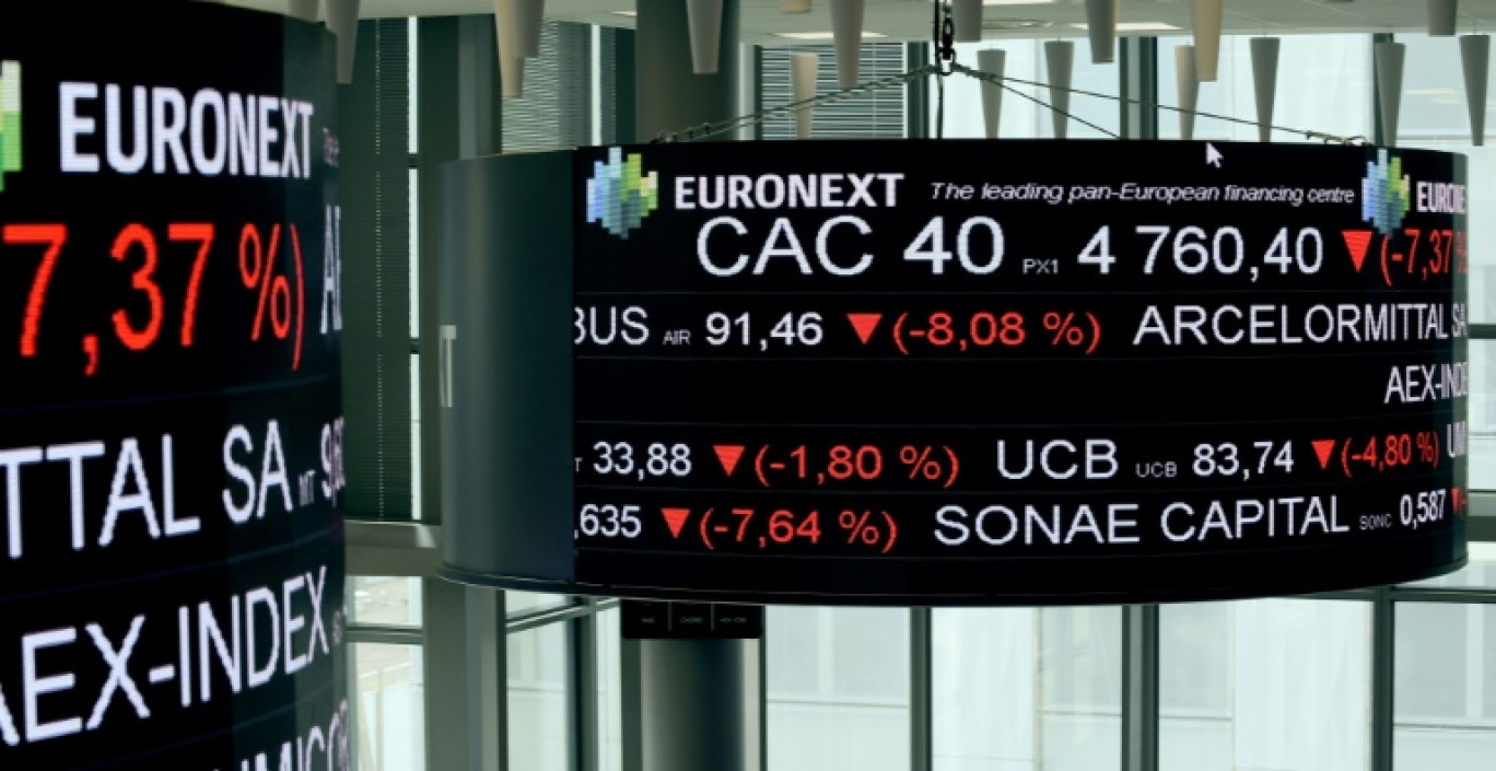 Un écran montre des titres du CAC 40, à la Défense, près de Paris, le 9 mars 2020 © ERIC PIERMONT