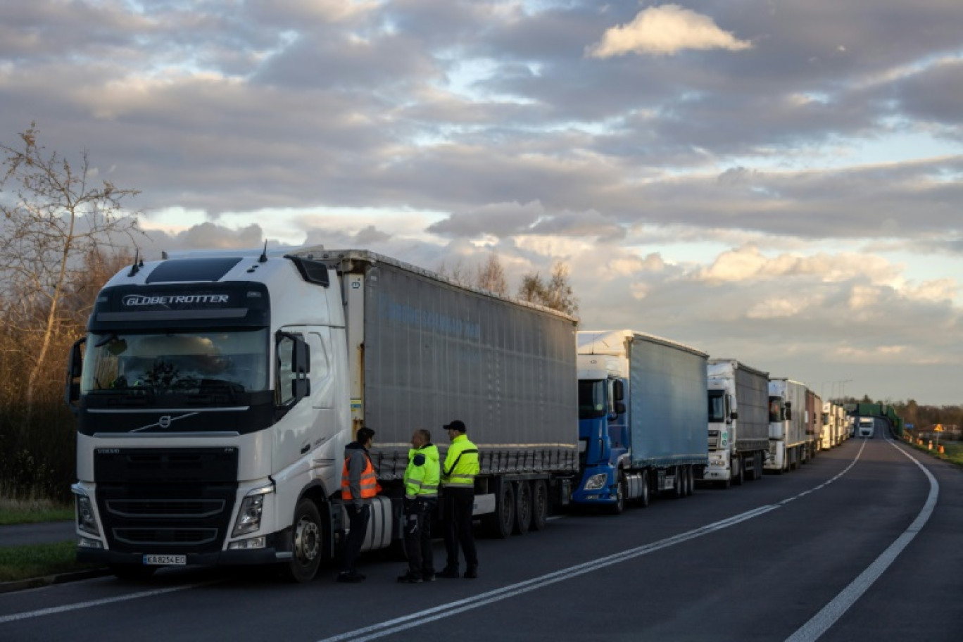 Des camions bloquent l'accès à un poste-frontière avec l'Ukraine, le 6 novembre 2023 à Dorohusk, en Pologne © Wojtek Radwanski